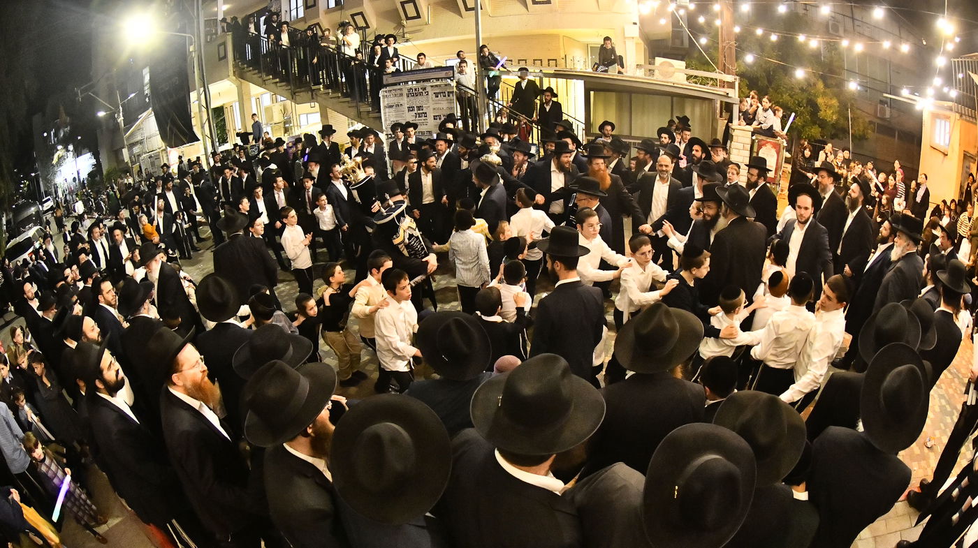 הכנסת ס"ת לביתו של הגר"ח קנייבסקי זצ"ל