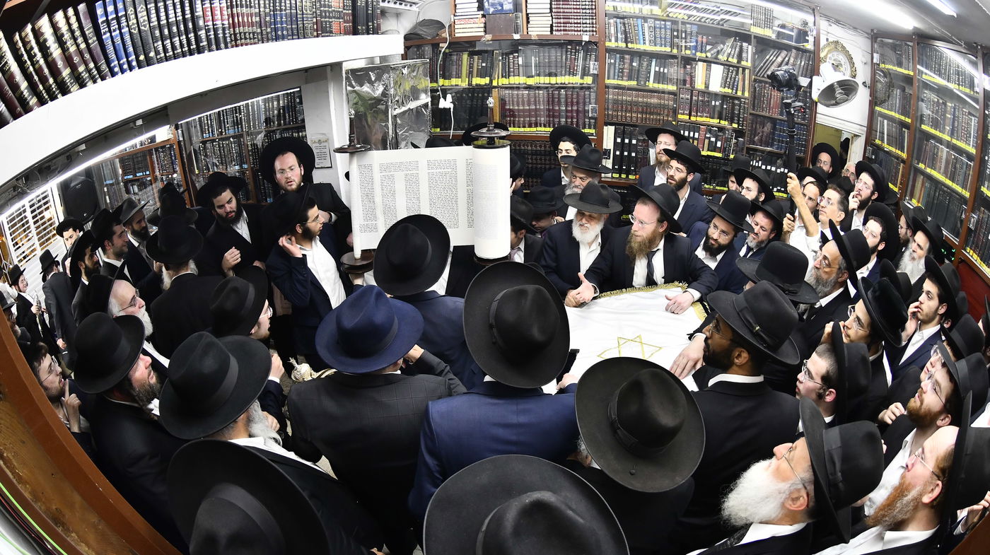 הכנסת ס"ת לביתו של הגר"ח קנייבסקי זצ"ל