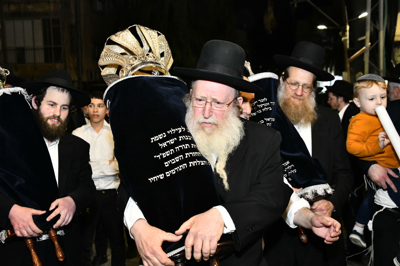 הכנסת ס"ת לביתו של הגר"ח קנייבסקי זצ"ל