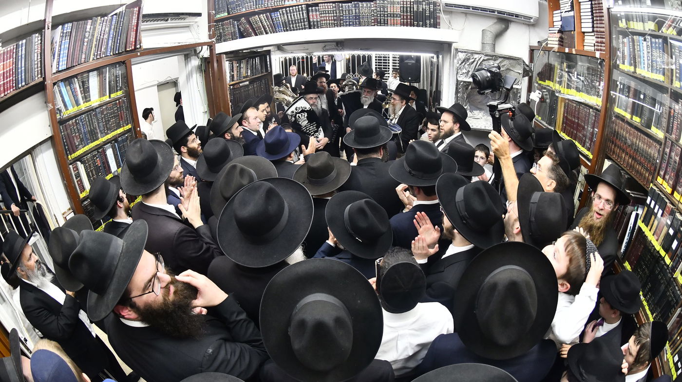 הכנסת ס"ת לביתו של הגר"ח קנייבסקי זצ"ל