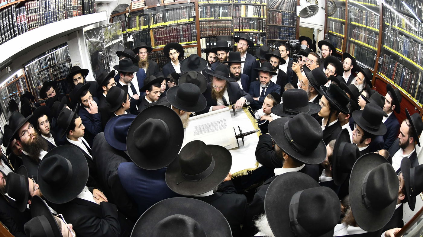 הכנסת ס"ת לביתו של הגר"ח קנייבסקי זצ"ל