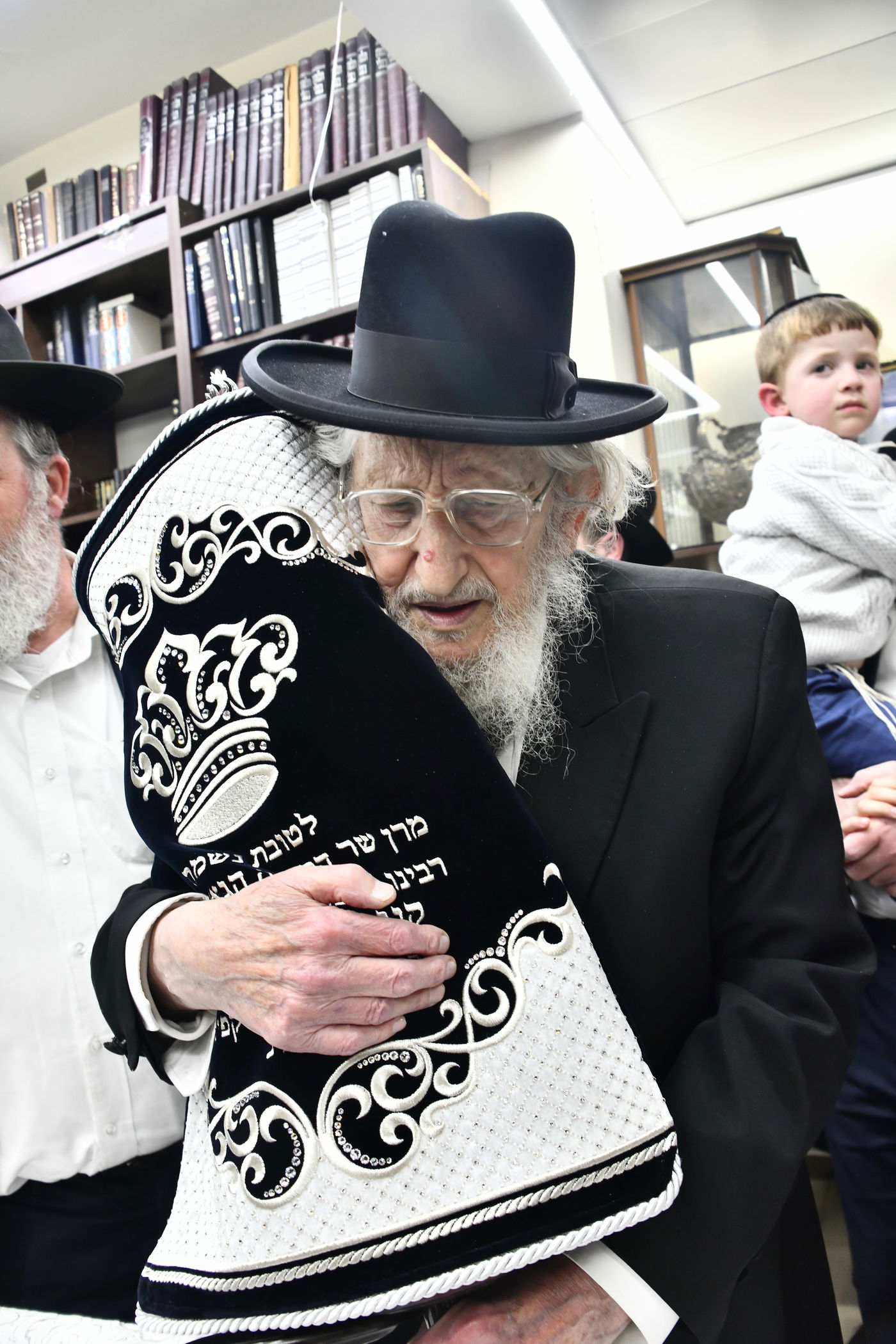 הכנסת ס"ת לביתו של הגר"ח קנייבסקי זצ"ל