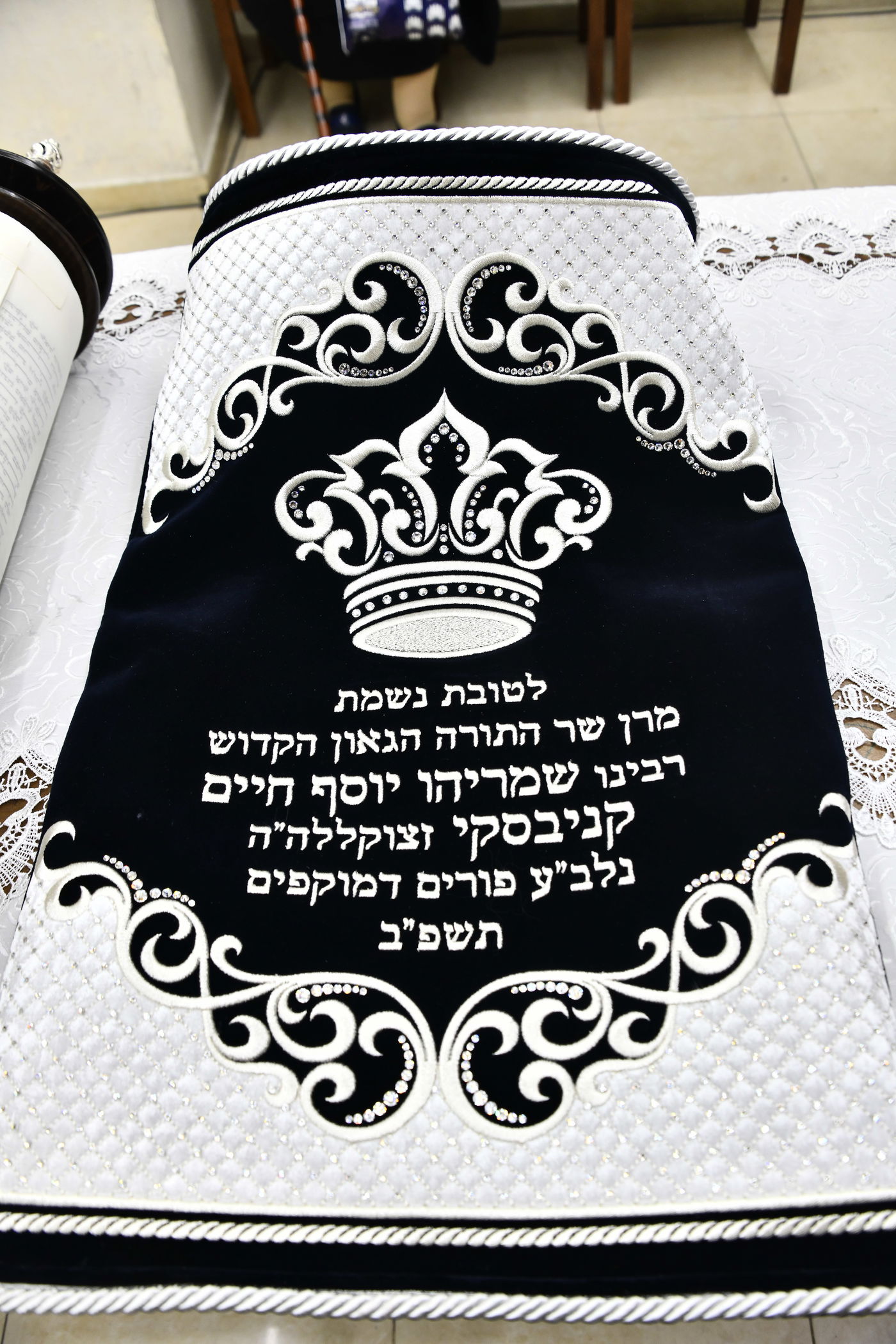 הכנסת ס"ת לביתו של הגר"ח קנייבסקי זצ"ל