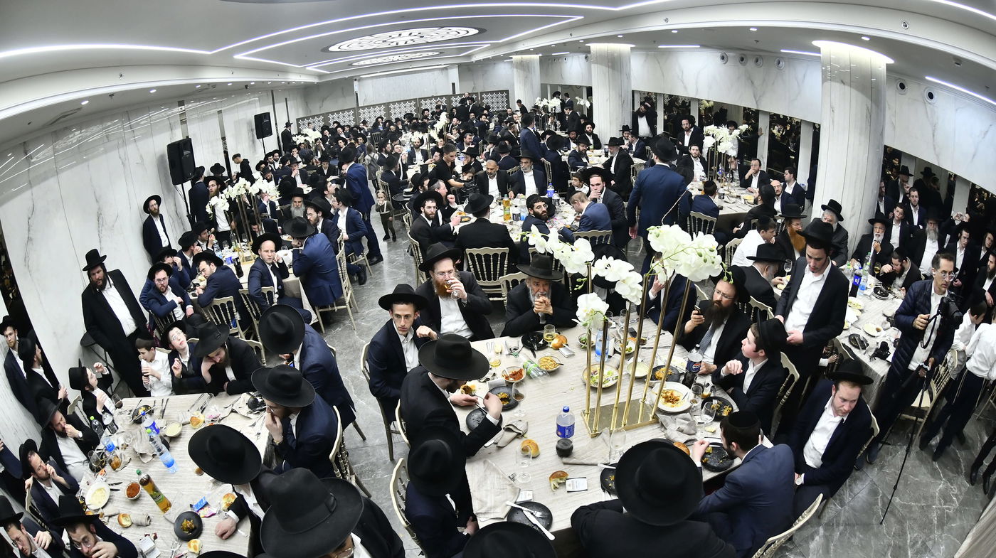 הכנסת ס"ת לביתו של הגר"ח קנייבסקי זצ"ל