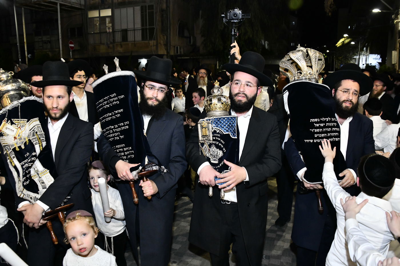 הכנסת ס"ת לביתו של הגר"ח קנייבסקי זצ"ל