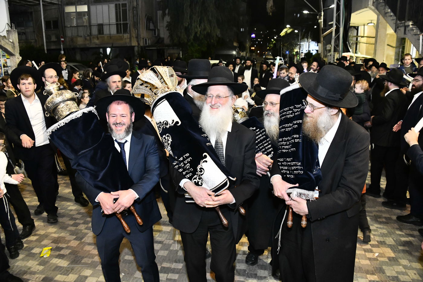 הכנסת ס"ת לביתו של הגר"ח קנייבסקי זצ"ל