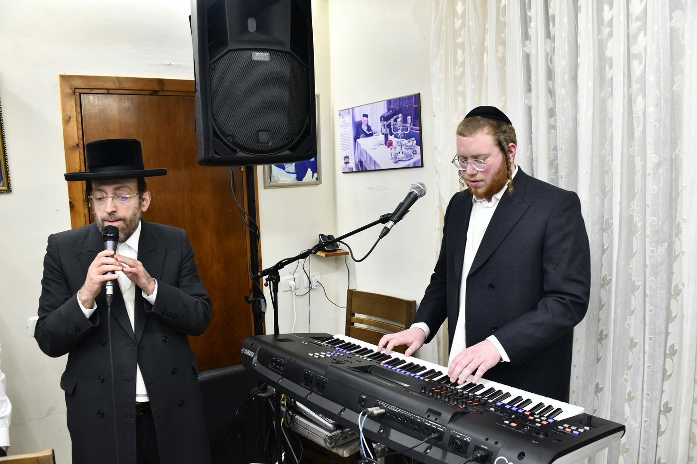 הכנסת ס"ת לביתו של הגר"ח קנייבסקי זצ"ל