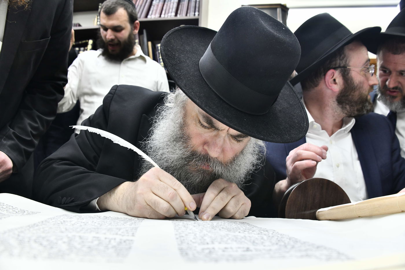 הכנסת ס"ת לביתו של הגר"ח קנייבסקי זצ"ל