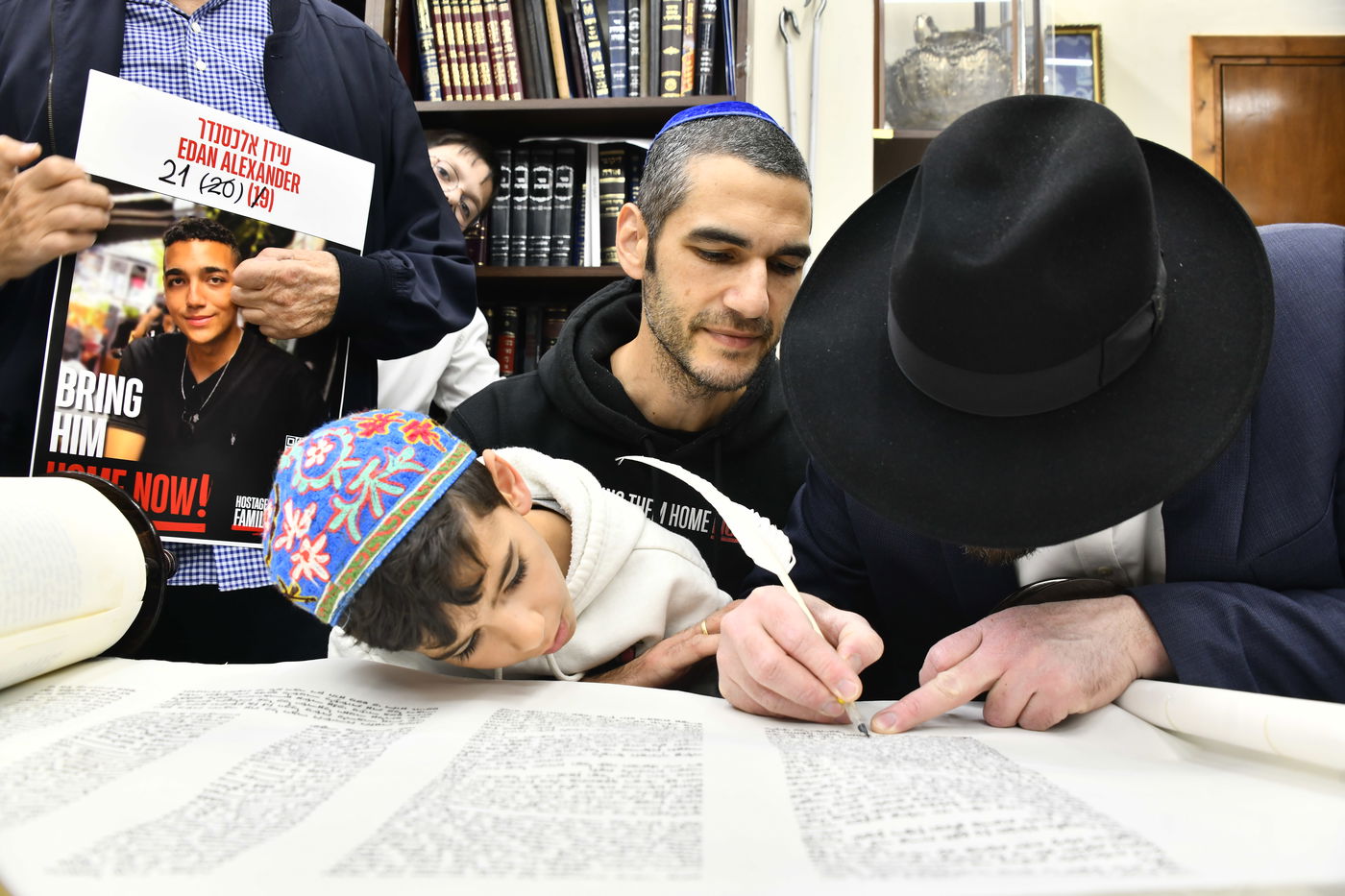 הכנסת ס"ת לביתו של הגר"ח קנייבסקי זצ"ל