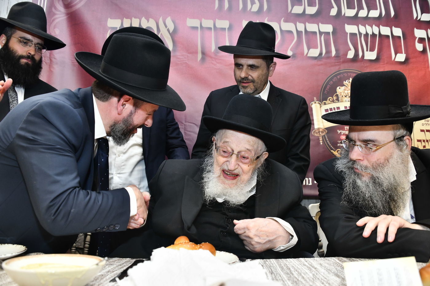 הכנסת ס"ת לביתו של הגר"ח קנייבסקי זצ"ל