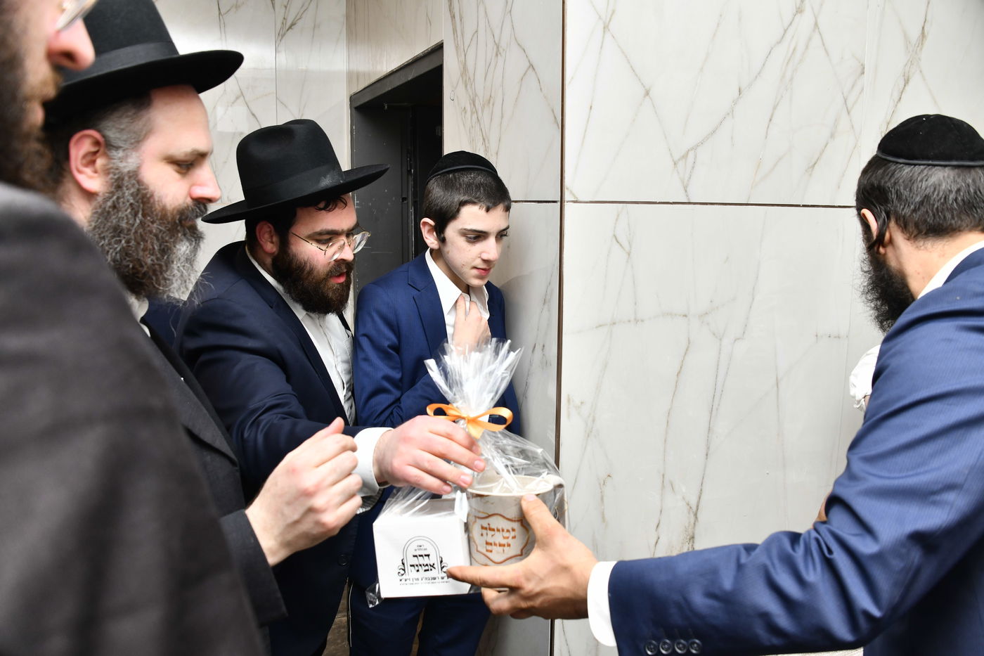 הכנסת ס"ת לביתו של הגר"ח קנייבסקי זצ"ל