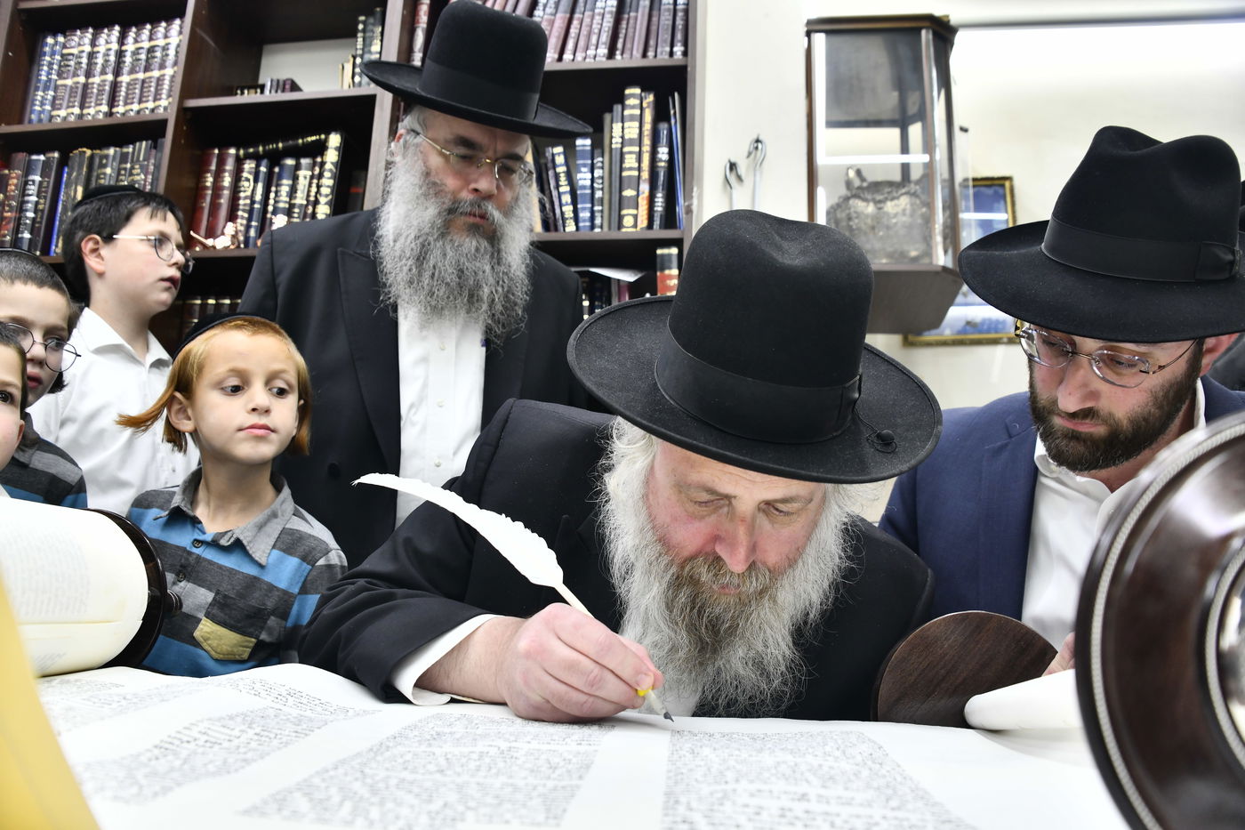 הכנסת ס"ת לביתו של הגר"ח קנייבסקי זצ"ל