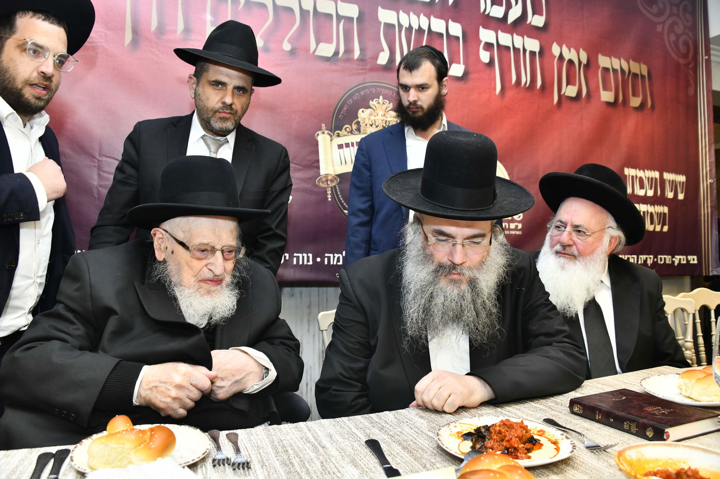 הכנסת ס"ת לביתו של הגר"ח קנייבסקי זצ"ל