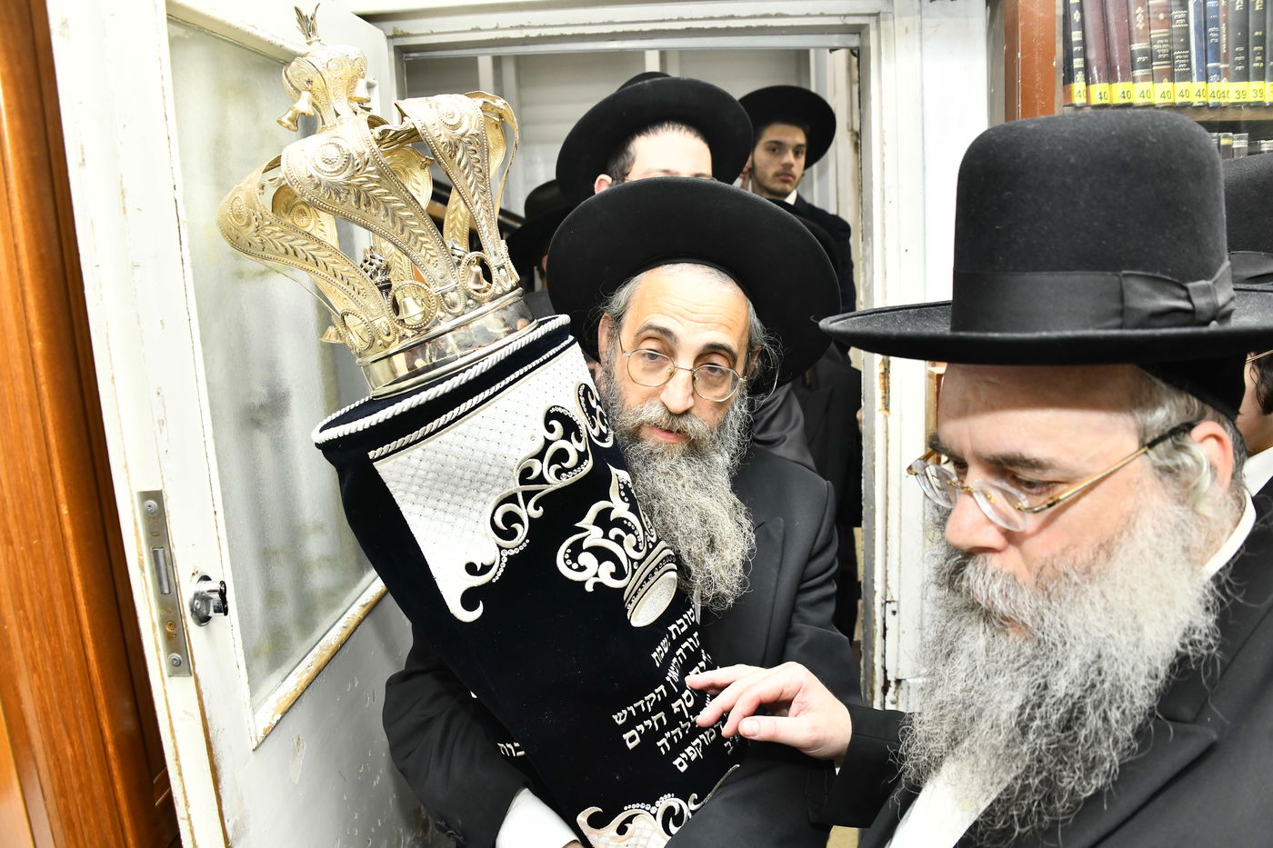 הכנסת ס"ת לביתו של הגר"ח קנייבסקי זצ"ל