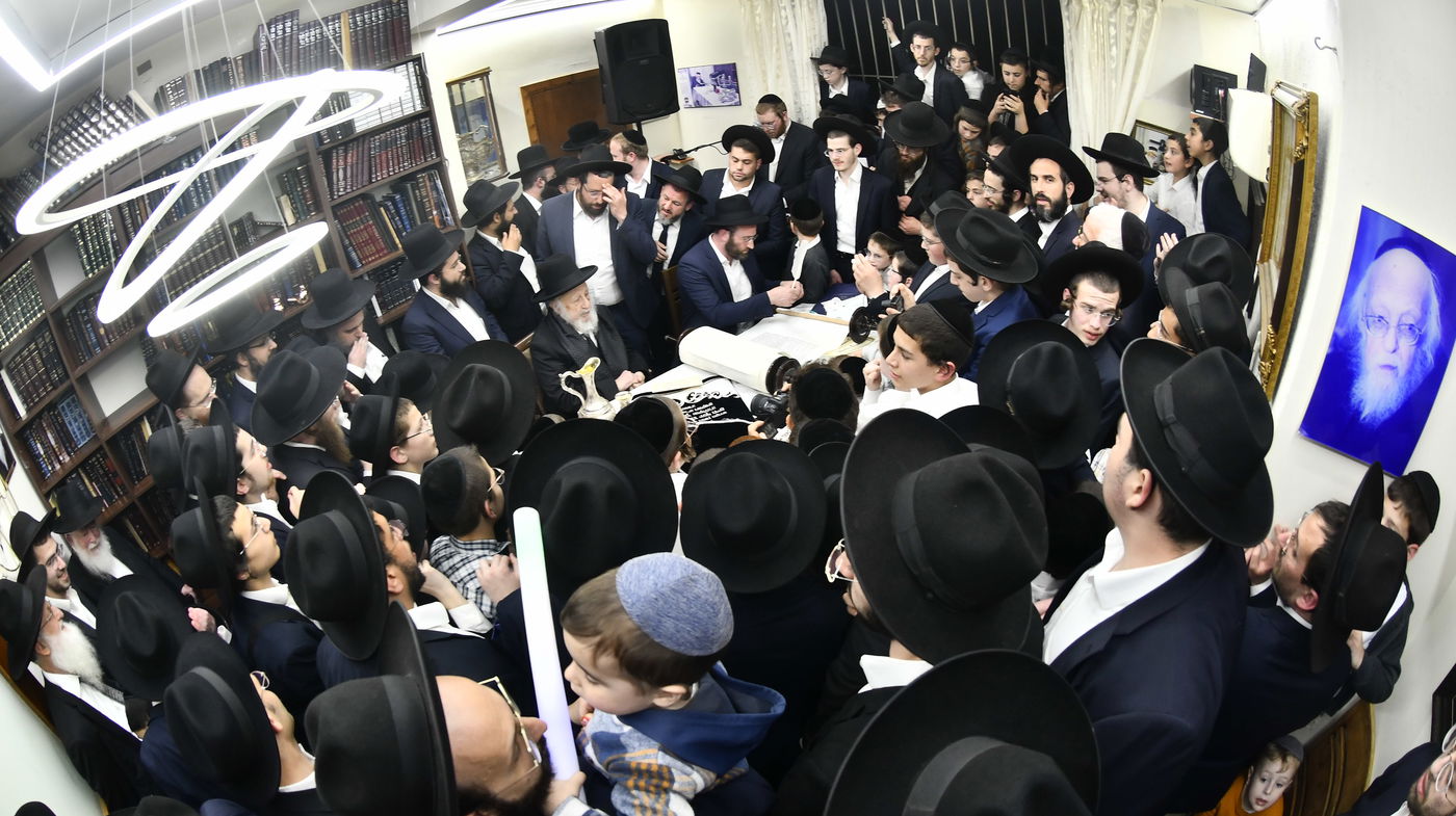 הכנסת ס"ת לביתו של הגר"ח קנייבסקי זצ"ל