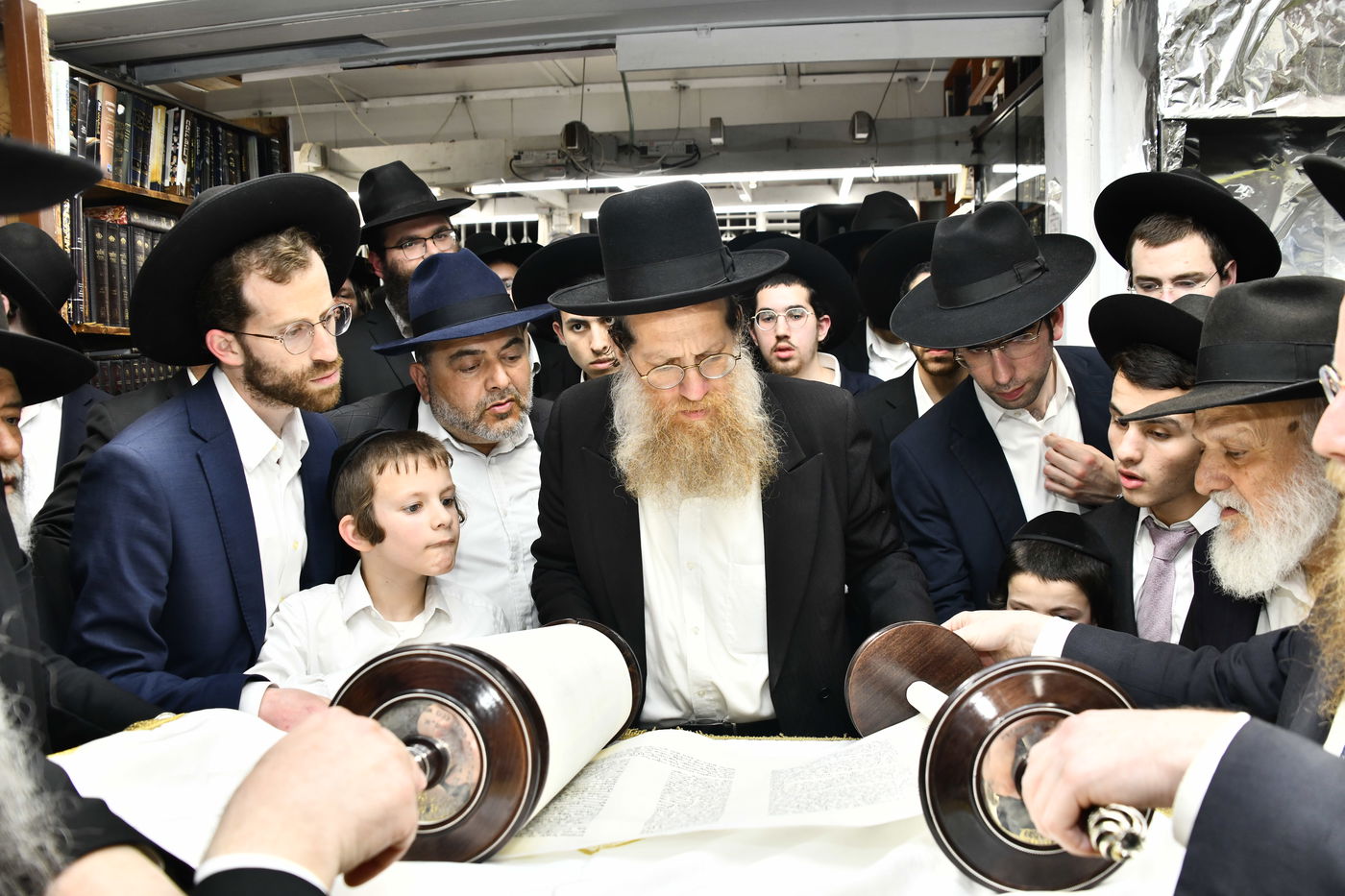 הכנסת ס"ת לביתו של הגר"ח קנייבסקי זצ"ל