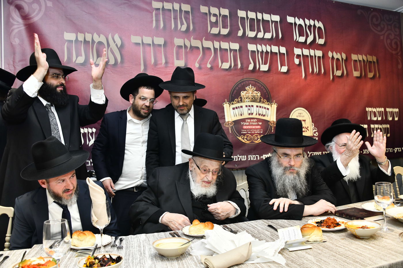 הכנסת ס"ת לביתו של הגר"ח קנייבסקי זצ"ל