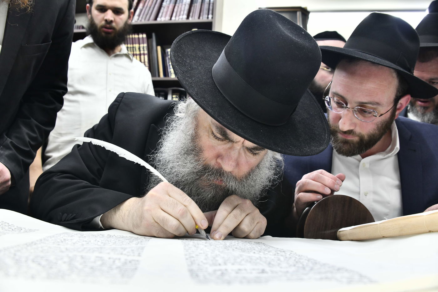 הכנסת ס"ת לביתו של הגר"ח קנייבסקי זצ"ל