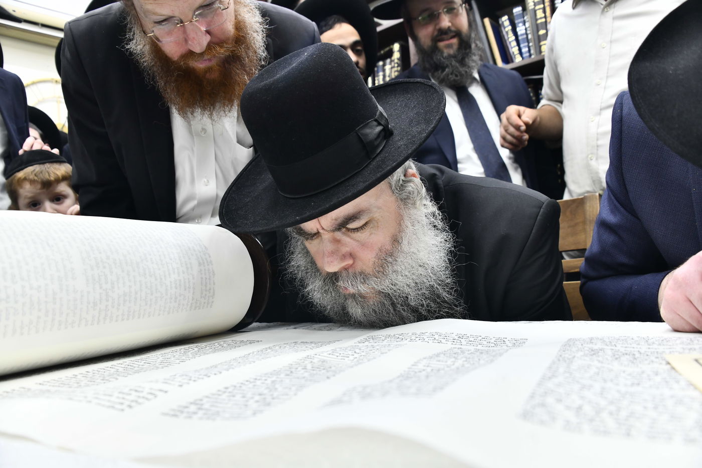 הכנסת ס"ת לביתו של הגר"ח קנייבסקי זצ"ל