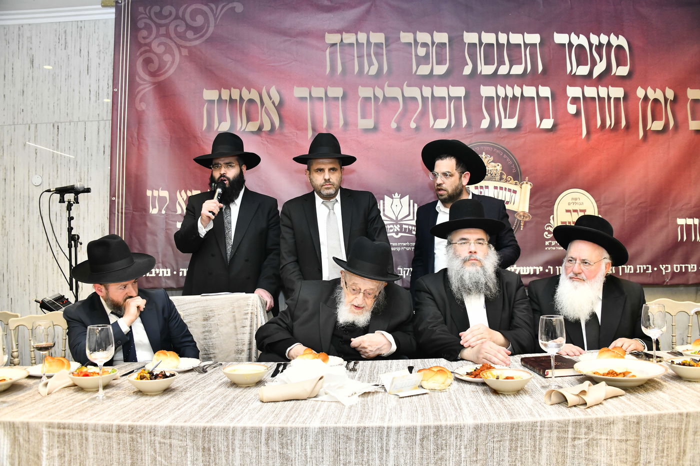 הכנסת ס"ת לביתו של הגר"ח קנייבסקי זצ"ל