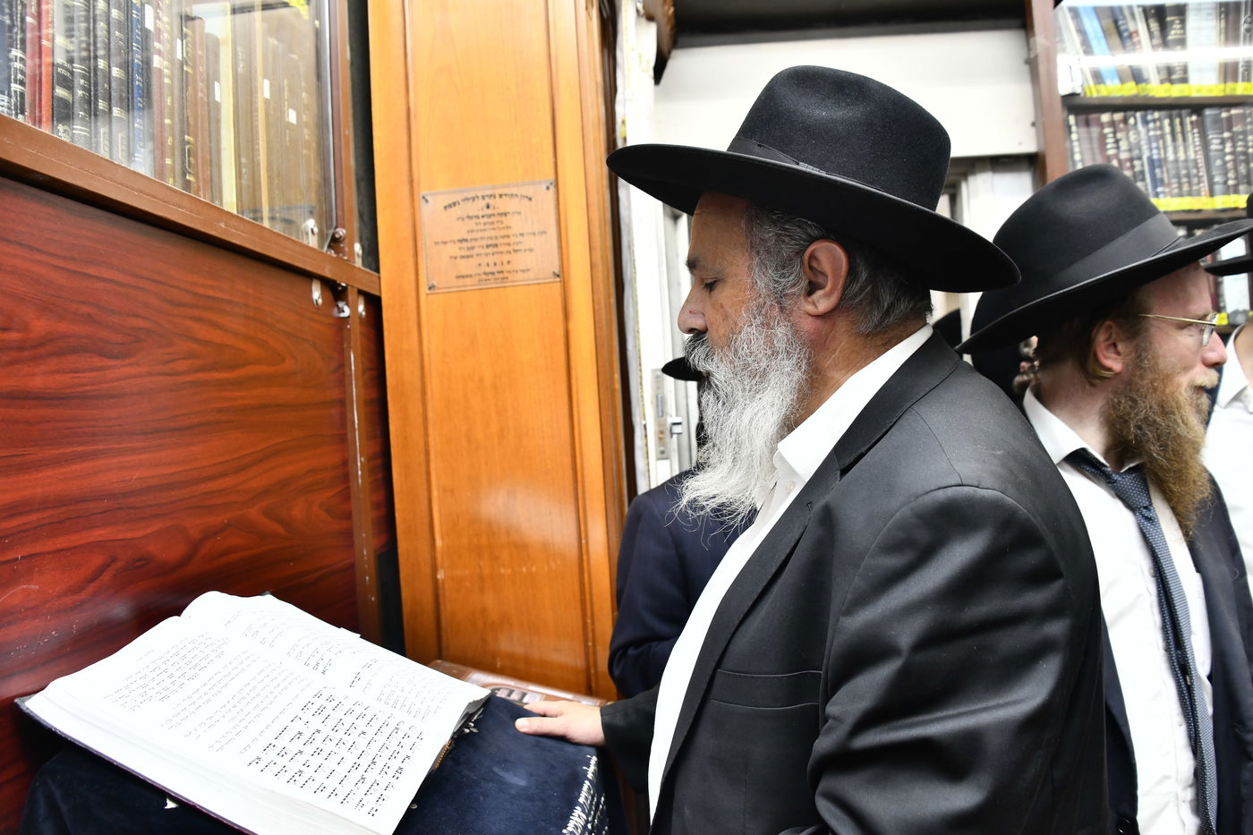 הכנסת ס"ת לביתו של הגר"ח קנייבסקי זצ"ל