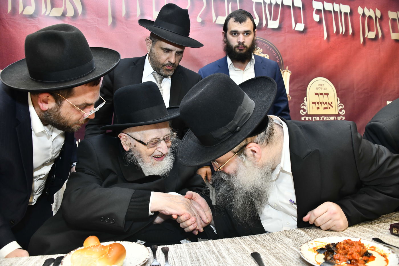 הכנסת ס"ת לביתו של הגר"ח קנייבסקי זצ"ל