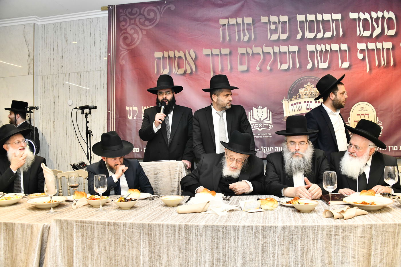 הכנסת ס"ת לביתו של הגר"ח קנייבסקי זצ"ל