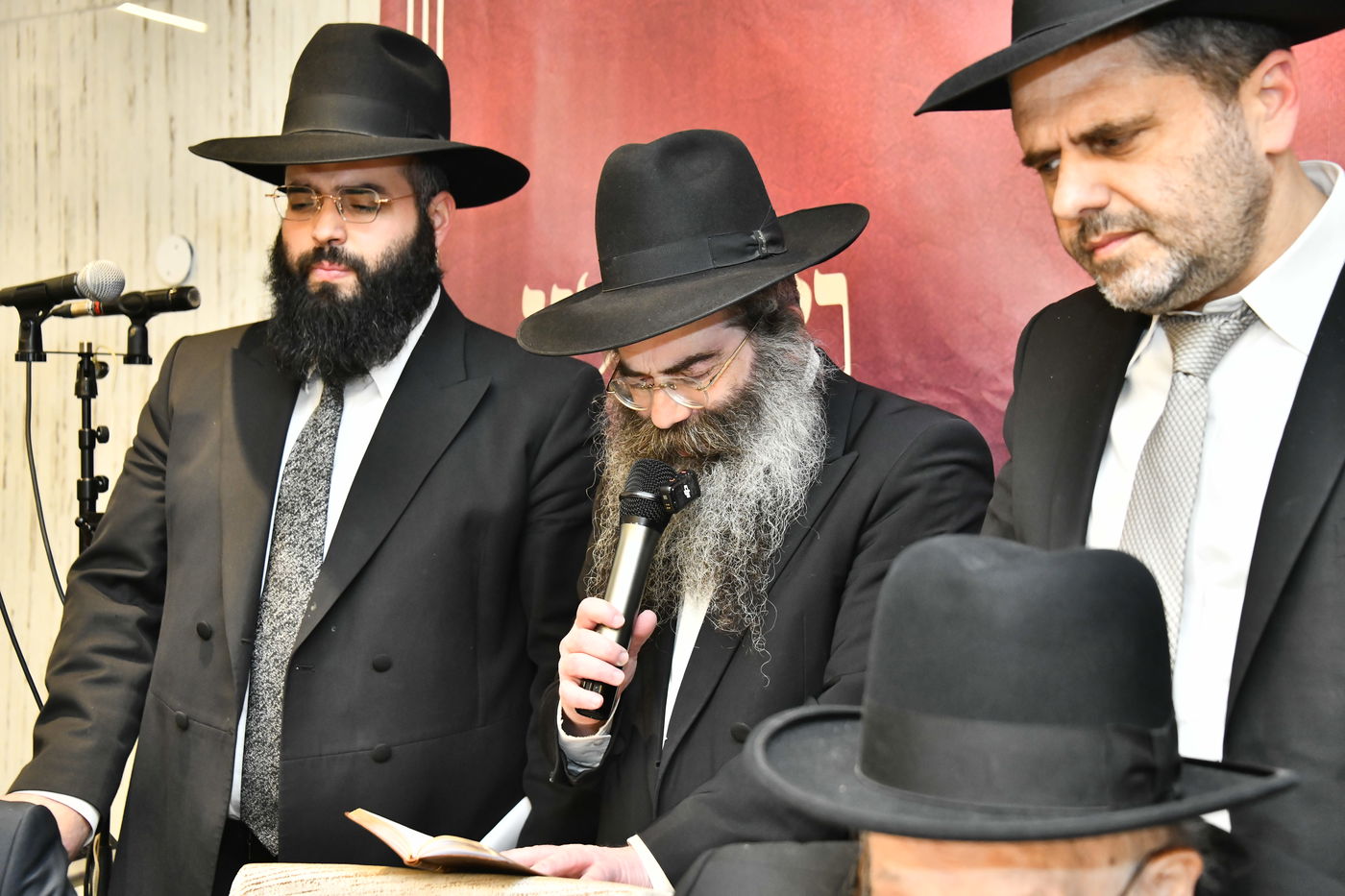 הכנסת ס"ת לביתו של הגר"ח קנייבסקי זצ"ל