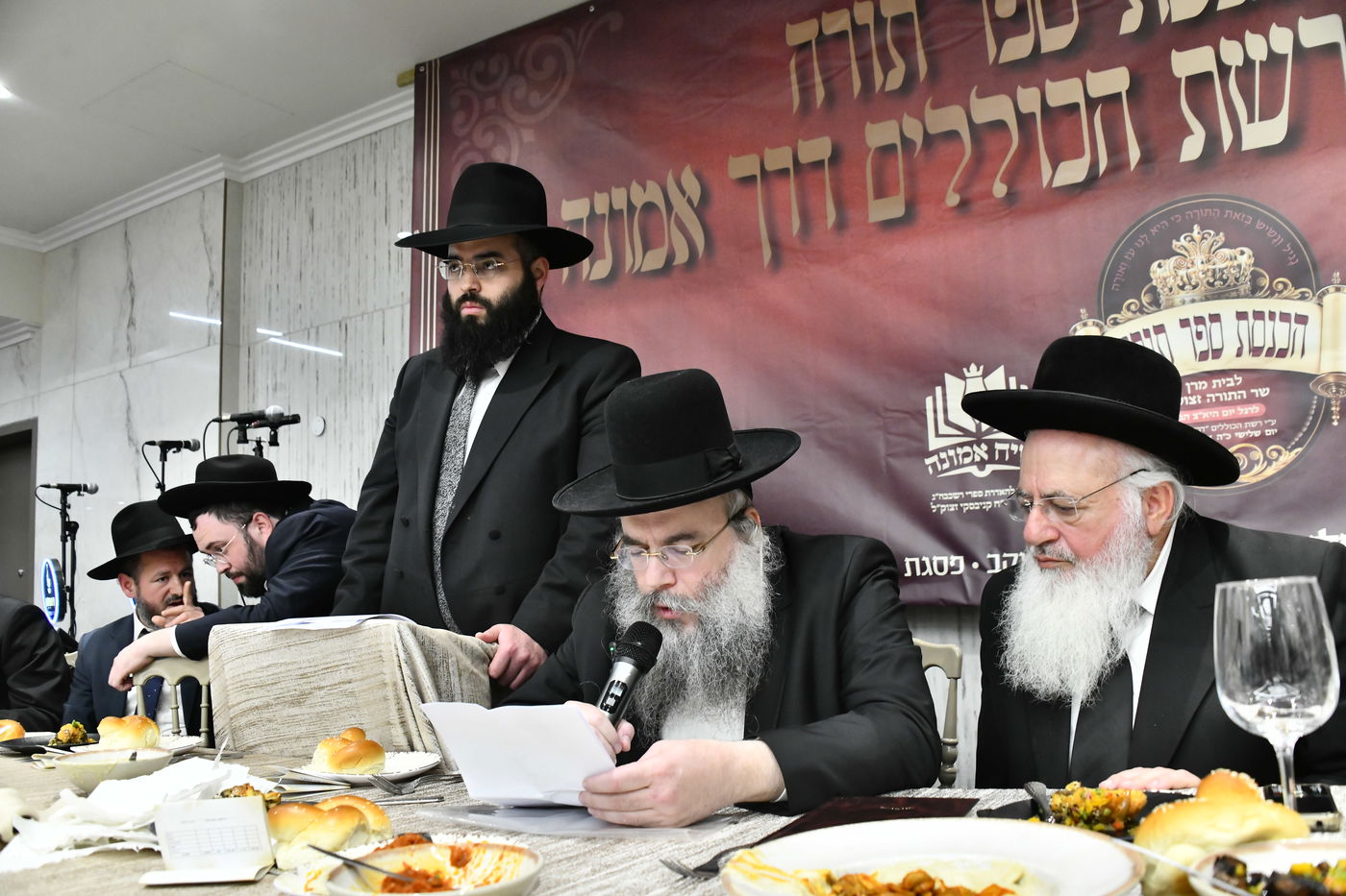 הכנסת ס"ת לביתו של הגר"ח קנייבסקי זצ"ל