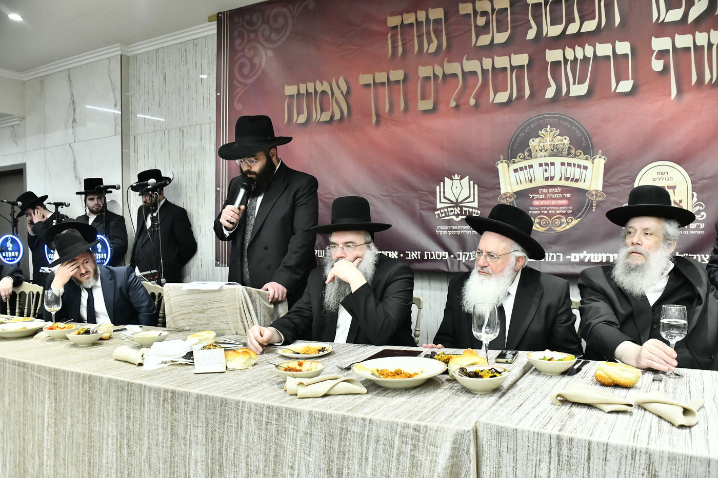 הכנסת ס"ת לביתו של הגר"ח קנייבסקי זצ"ל