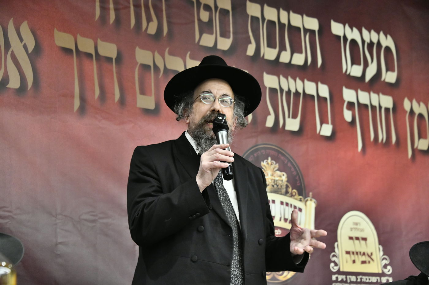 הכנסת ס"ת לביתו של הגר"ח קנייבסקי זצ"ל