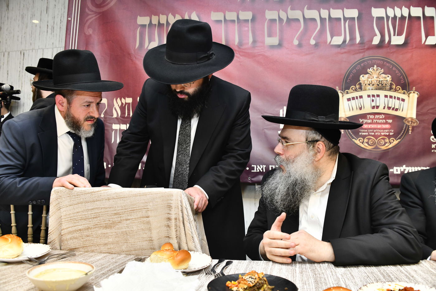 הכנסת ס"ת לביתו של הגר"ח קנייבסקי זצ"ל