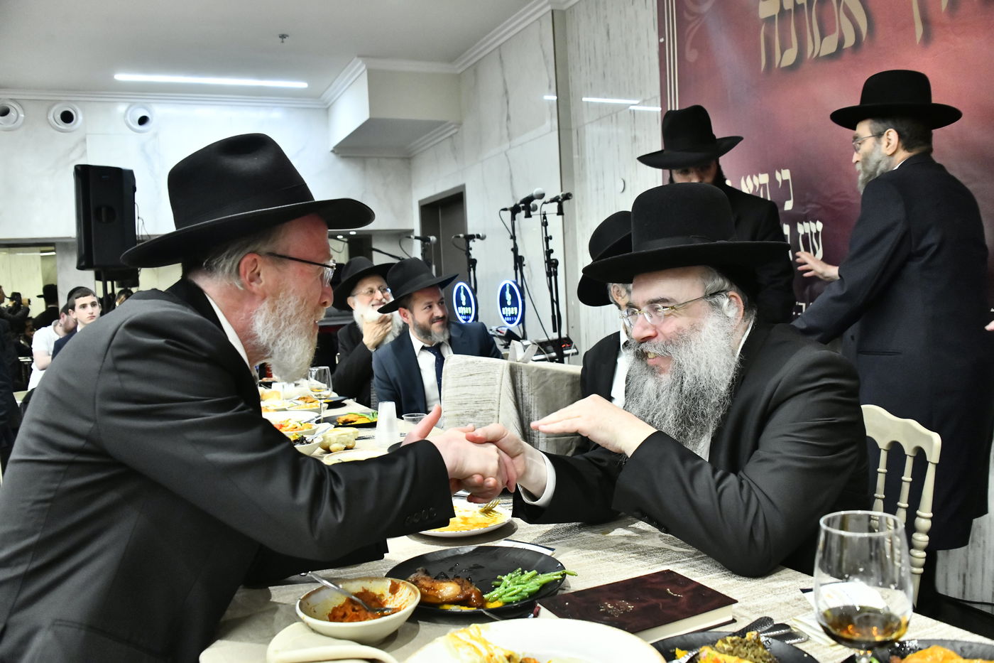 הכנסת ס"ת לביתו של הגר"ח קנייבסקי זצ"ל