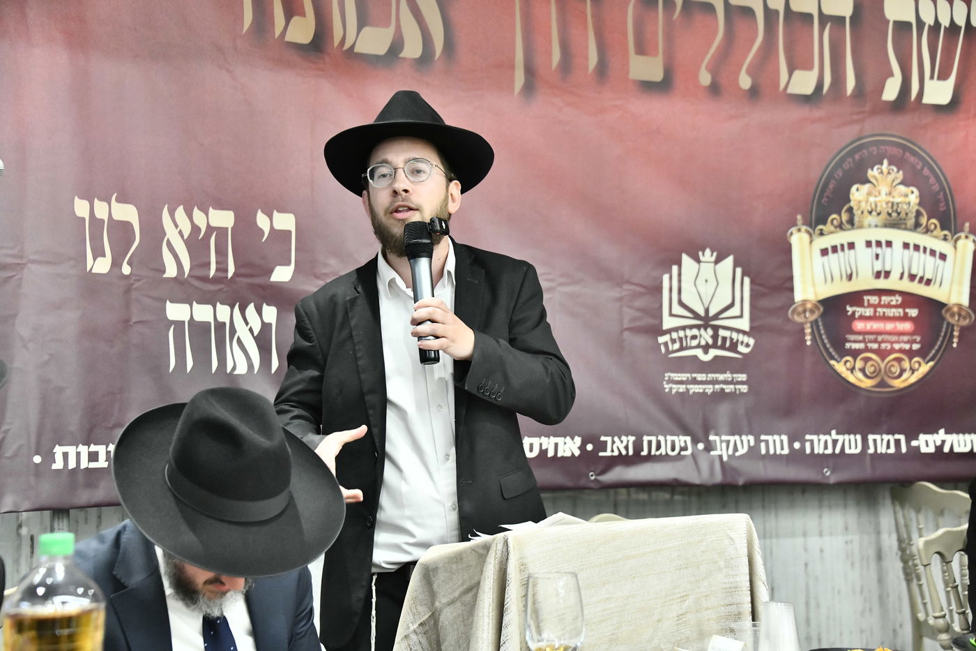 הכנסת ס"ת לביתו של הגר"ח קנייבסקי זצ"ל