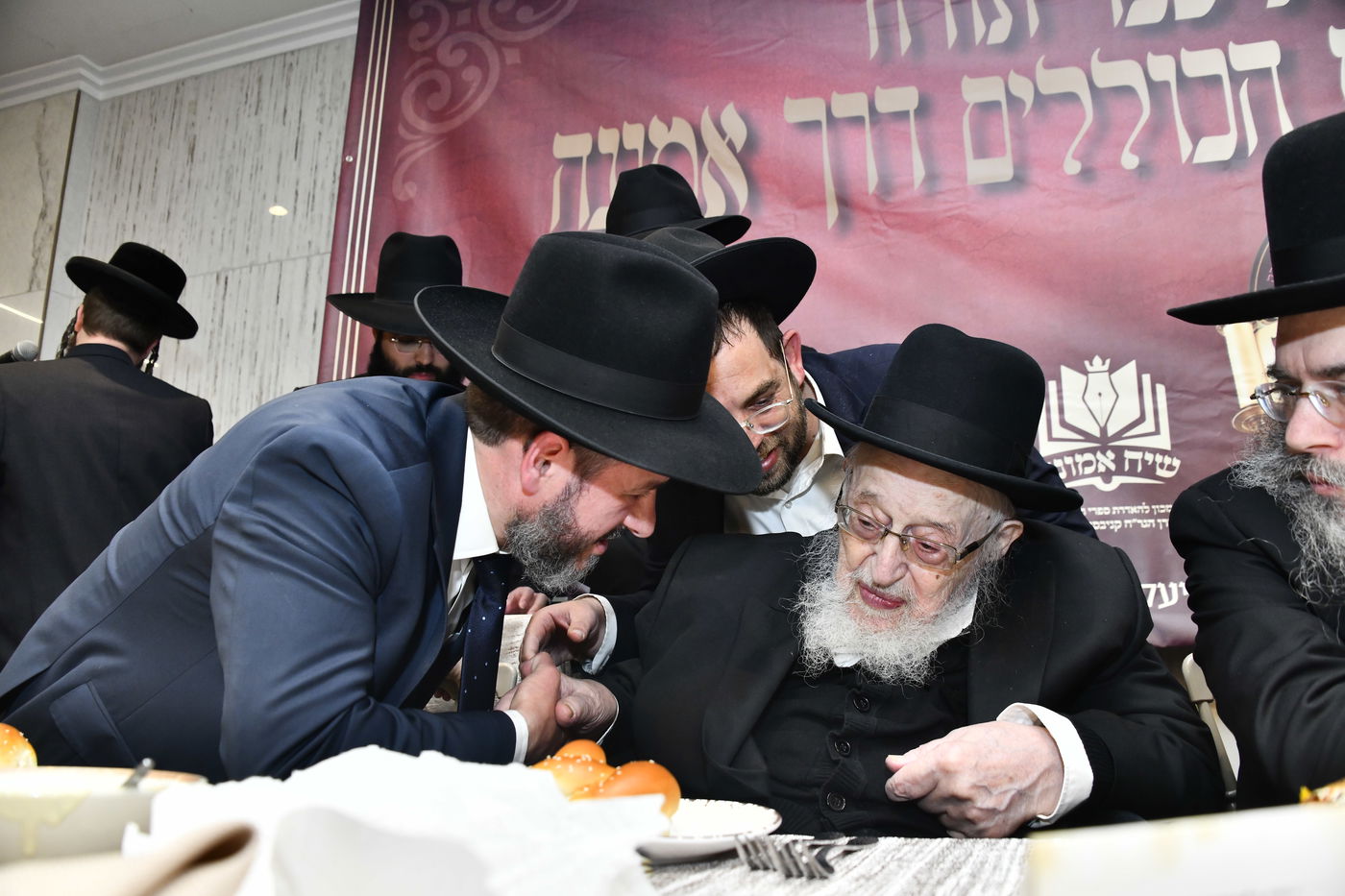 הכנסת ס"ת לביתו של הגר"ח קנייבסקי זצ"ל