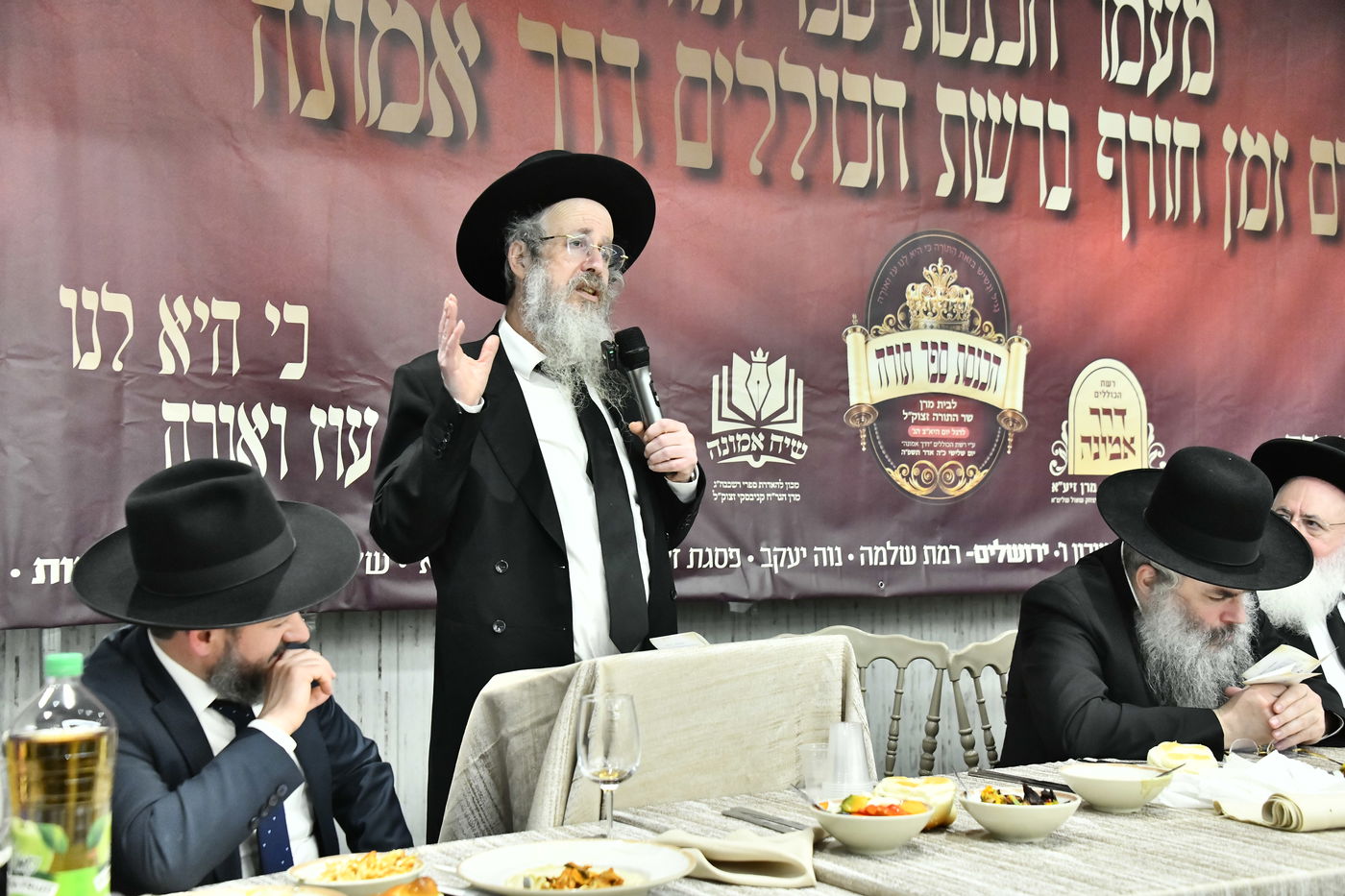 הכנסת ס"ת לביתו של הגר"ח קנייבסקי זצ"ל