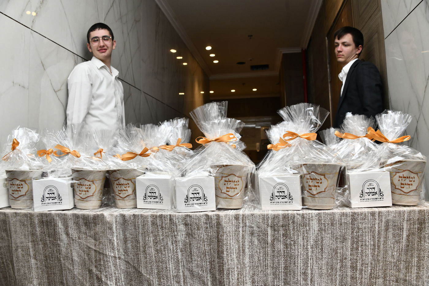 הכנסת ס"ת לביתו של הגר"ח קנייבסקי זצ"ל