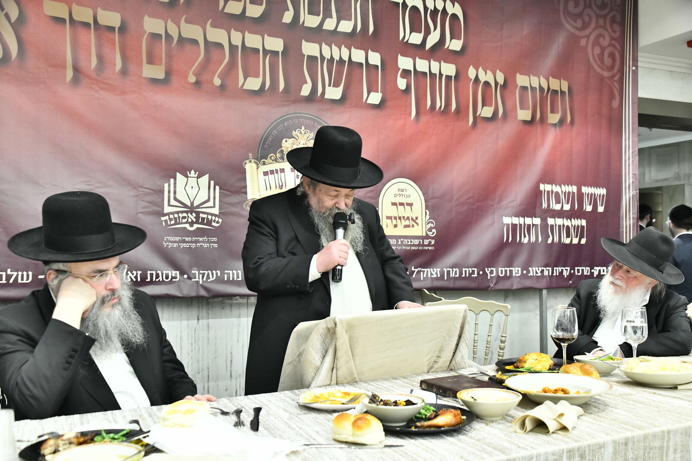 הכנסת ס"ת לביתו של הגר"ח קנייבסקי זצ"ל