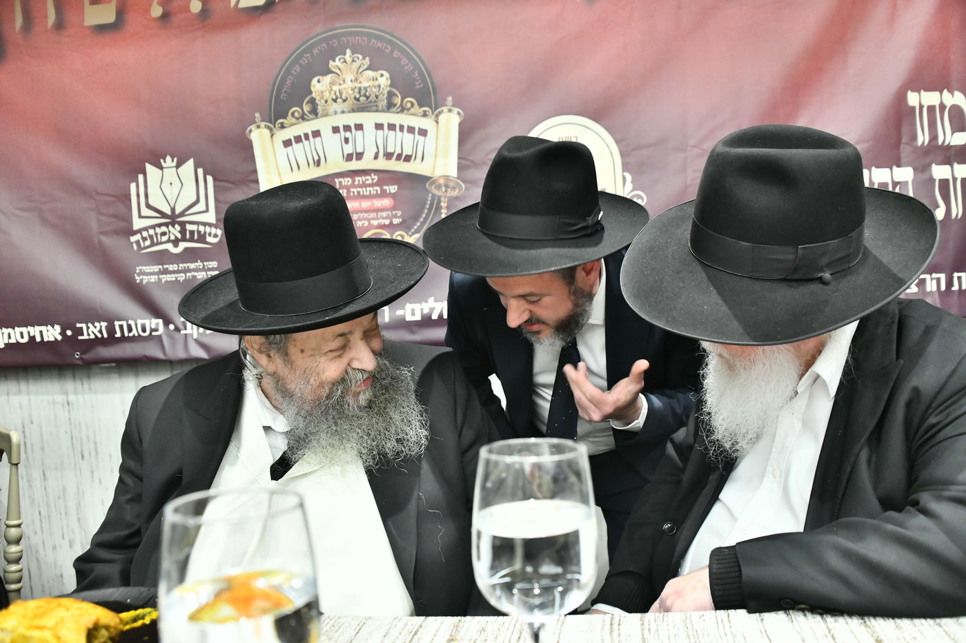 הכנסת ס"ת לביתו של הגר"ח קנייבסקי זצ"ל