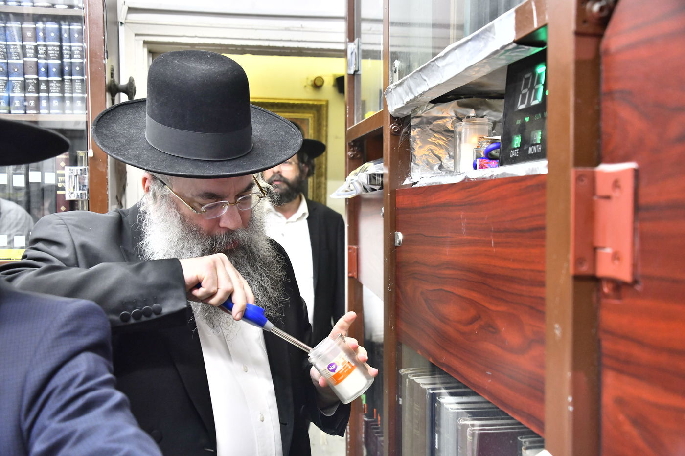 הכנסת ס"ת לביתו של הגר"ח קנייבסקי זצ"ל