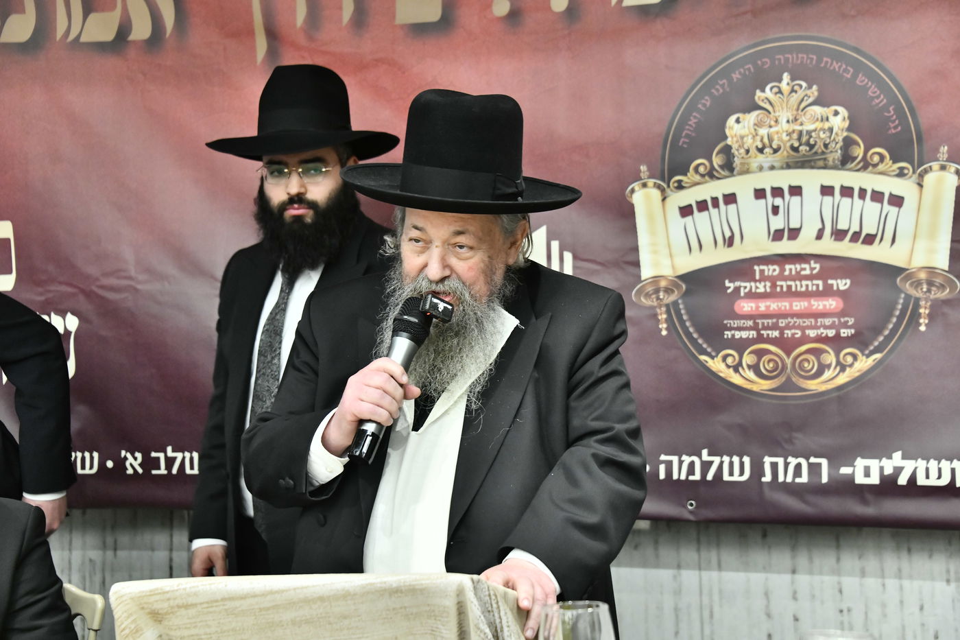 הכנסת ס"ת לביתו של הגר"ח קנייבסקי זצ"ל