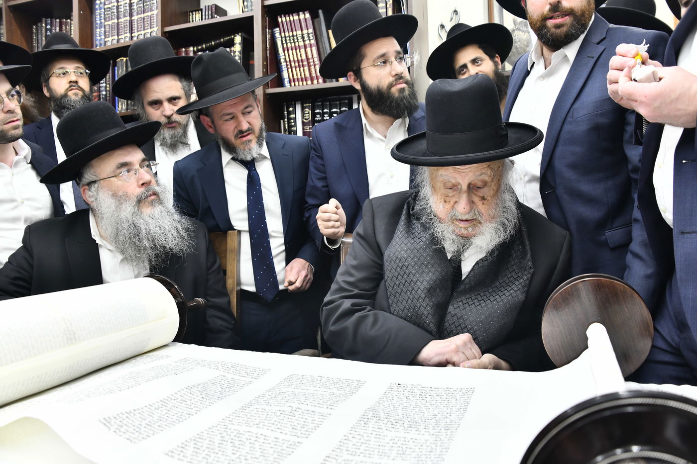 הכנסת ס"ת לביתו של הגר"ח קנייבסקי זצ"ל