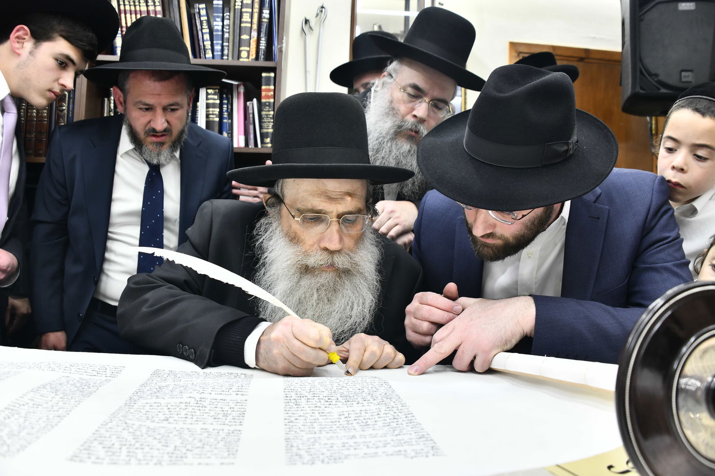 הכנסת ס"ת לביתו של הגר"ח קנייבסקי זצ"ל