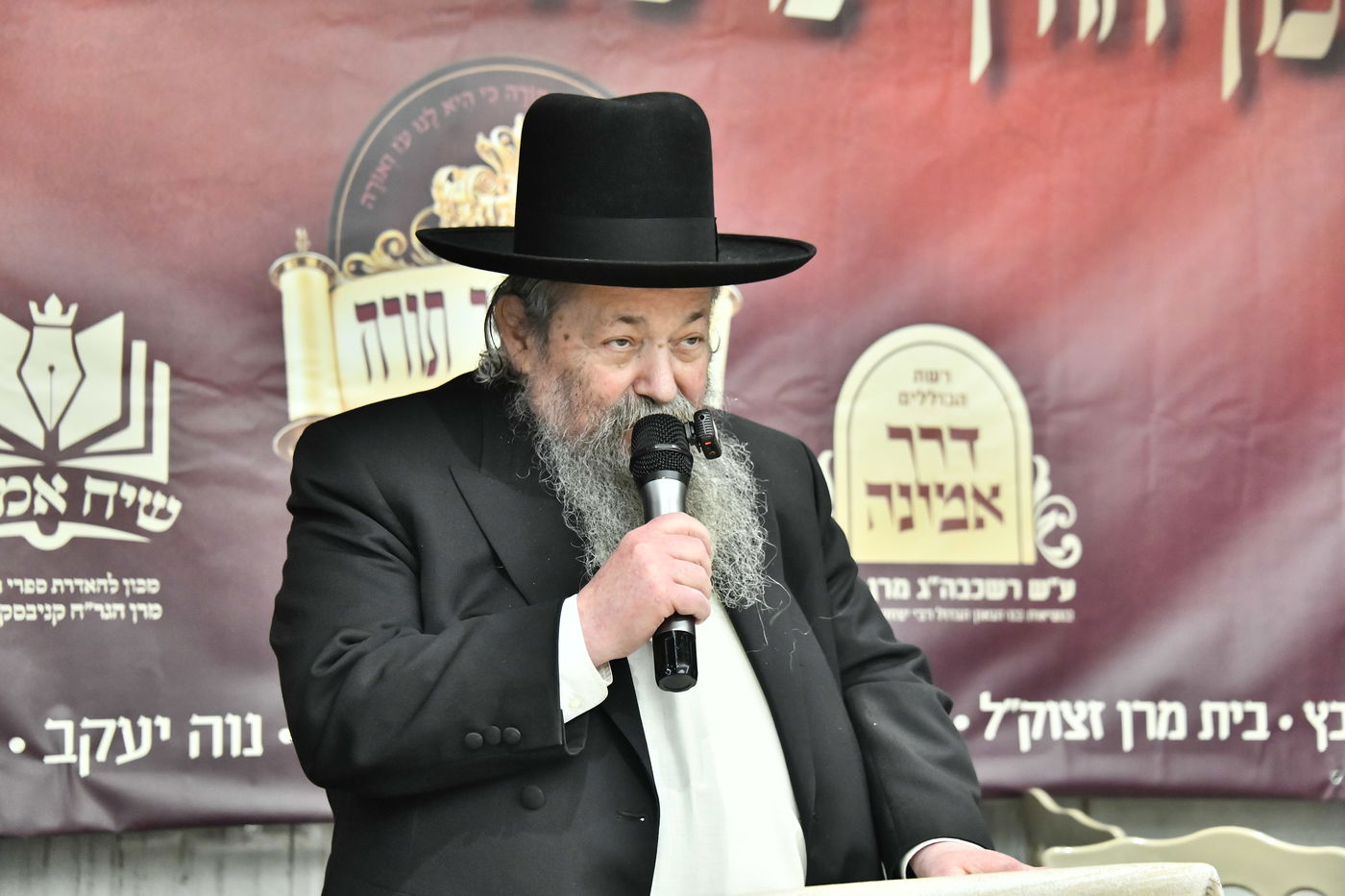 הכנסת ס"ת לביתו של הגר"ח קנייבסקי זצ"ל