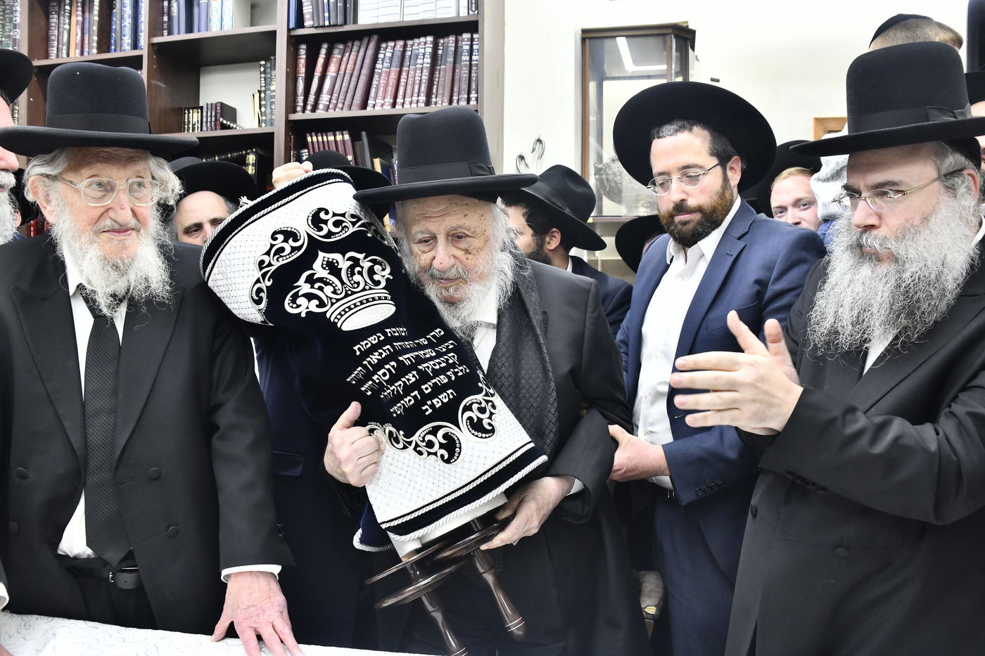 הכנסת ס"ת לביתו של הגר"ח קנייבסקי זצ"ל