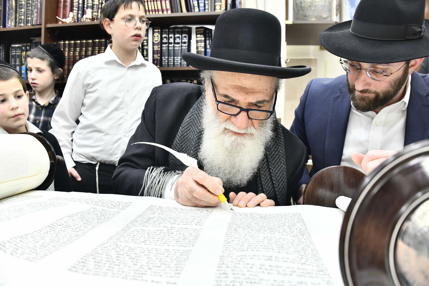 הכנסת ס"ת לביתו של הגר"ח קנייבסקי זצ"ל