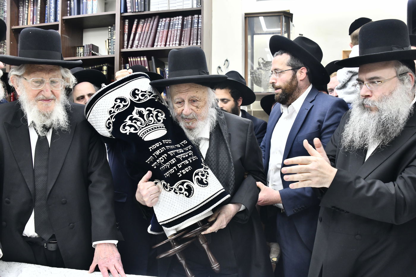 הכנסת ס"ת לביתו של הגר"ח קנייבסקי זצ"ל