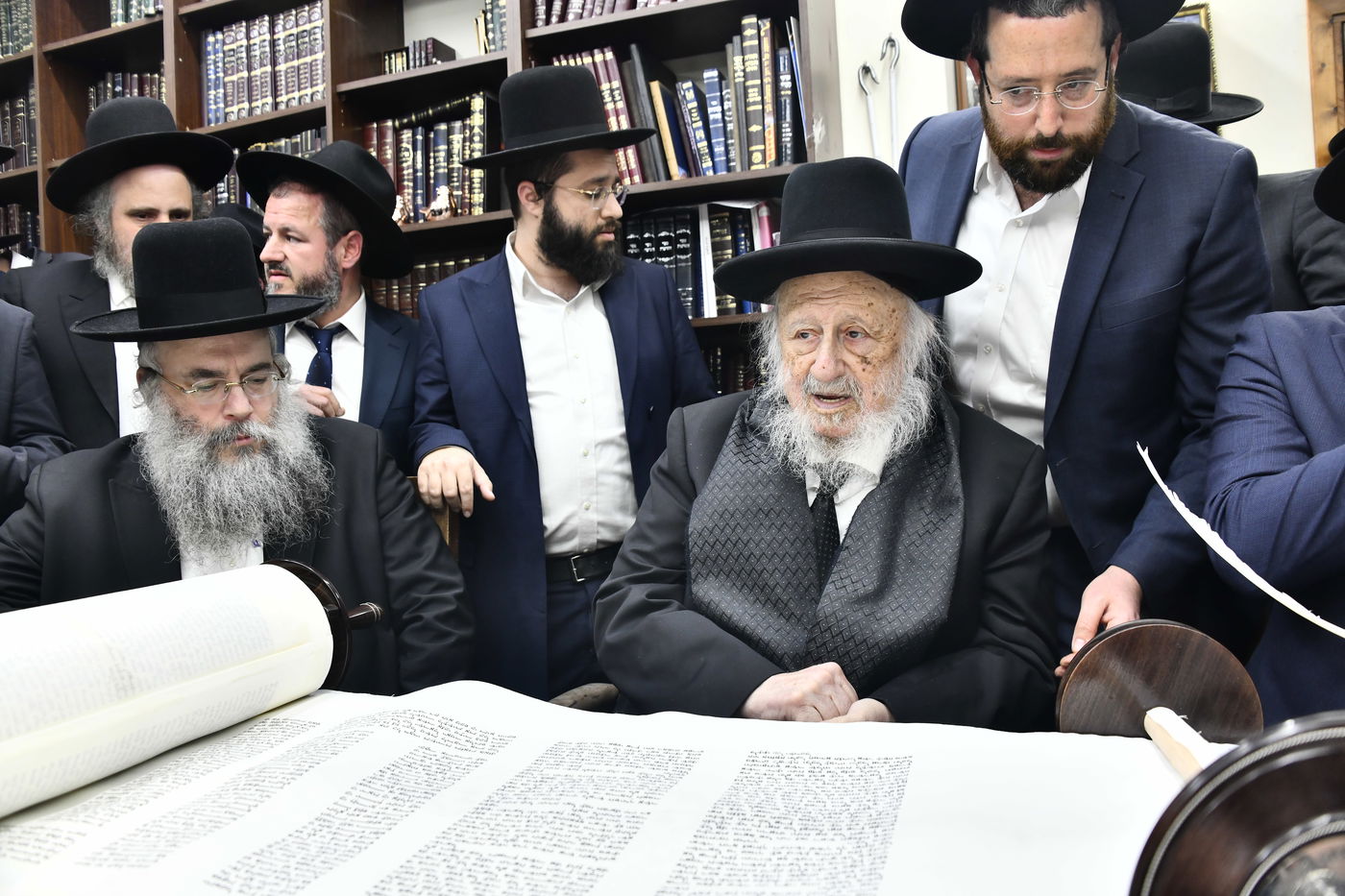 הכנסת ס"ת לביתו של הגר"ח קנייבסקי זצ"ל