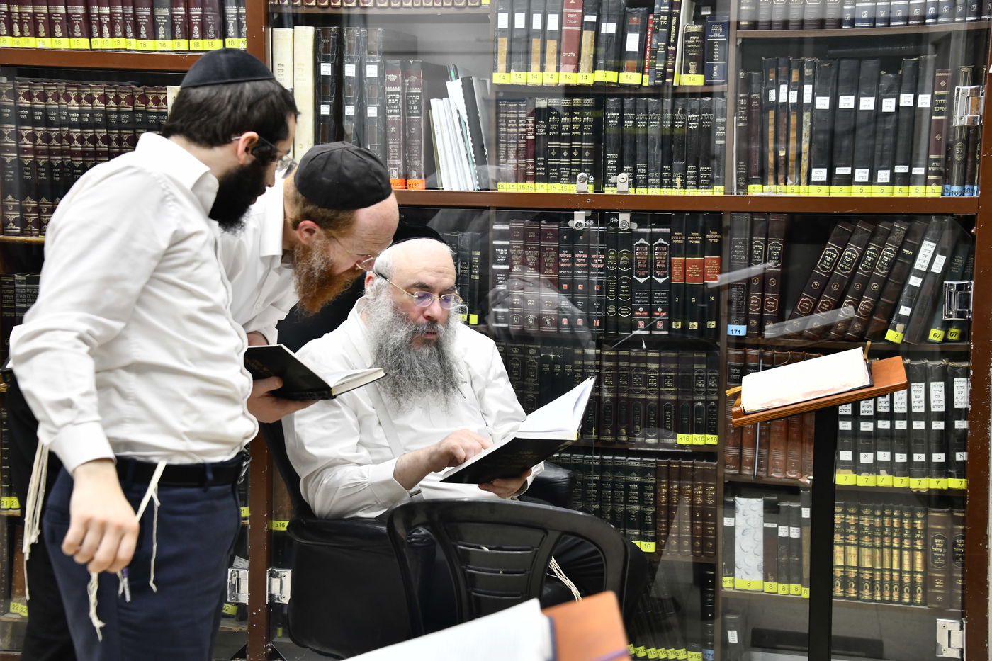 הכנסת ס"ת לביתו של הגר"ח קנייבסקי זצ"ל