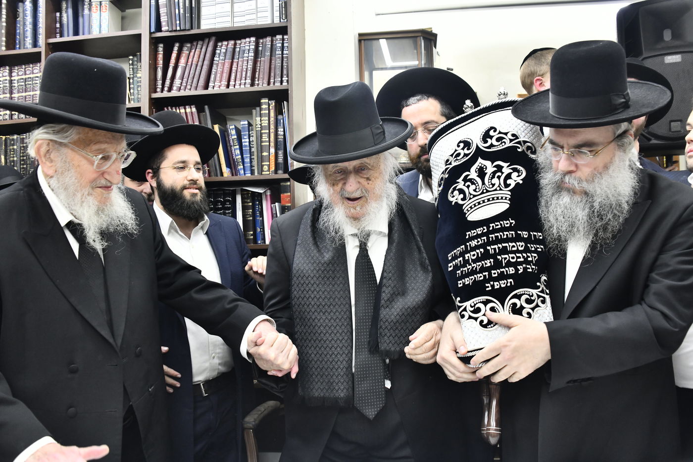 הכנסת ס"ת לביתו של הגר"ח קנייבסקי זצ"ל